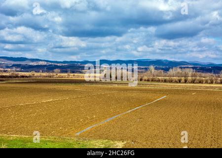 Vue de la colline sur la belle vallée douce de la rivière Jadar et de la montagne CER en arrière-plan.C'est là que Rio Tinto prévoit d'ouvrir un lithi Banque D'Images