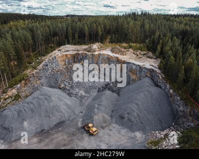 Un chargeur frontal au niveau de la carrière au milieu de la forêt.Photo aérienne. Banque D'Images
