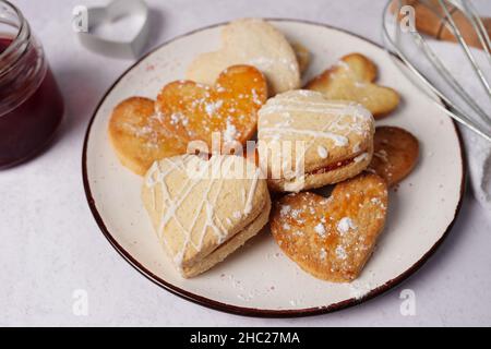 Les cookies en forme de coeur glacé pour la Saint-Valentin - délicieuses pâtisseries biologiques naturels faits à la pâte, avec l'amour pour la Saint-Valentin Banque D'Images