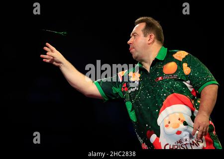 23rd décembre 2021 ; Alexandra Palace, Londres, Angleterre : le tournoi mondial des fléchettes William Hill ; Brendan Dolan en action contre Callan Rydz au tour 2nd crédit : action plus Sports Images/Alamy Live News Banque D'Images