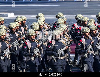 (211218) -- DOHA, le 18 décembre 2021 (Xinhua) -- des membres des forces armées qatari participent à un défilé militaire pour marquer la célébration de la Journée nationale du Qatar à Doha, Qatar, le 18 décembre 2021.(Photo par Nikku/Xinhua) Banque D'Images