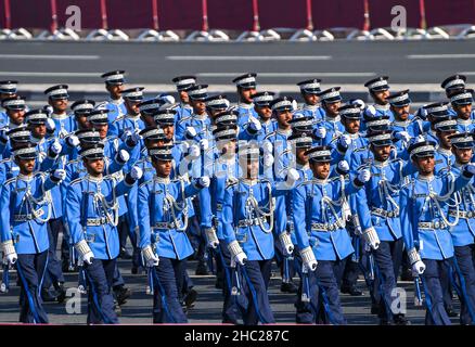 (211218) -- DOHA, le 18 décembre 2021 (Xinhua) -- des membres des forces armées qatari participent à un défilé militaire pour marquer la célébration de la Journée nationale du Qatar à Doha, Qatar, le 18 décembre 2021.(Photo par Nikku/Xinhua) Banque D'Images