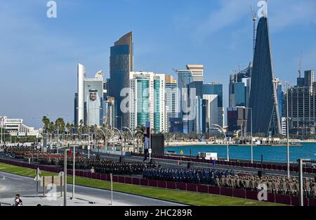 (211218) -- DOHA, le 18 décembre 2021 (Xinhua) -- la photo prise le 18 décembre 2021 montre une vue générale du défilé militaire pour marquer la célébration de la Journée nationale du Qatar à Doha, au Qatar.(Photo par Nikku/Xinhua) Banque D'Images