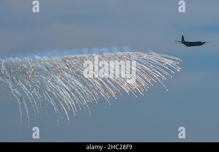 (211218) -- DOHA, le 18 décembre 2021 (Xinhua) -- un avion se produit lors d'un défilé militaire pour marquer la célébration de la Journée nationale du Qatar à Doha, Qatar, le 18 décembre 2021.(Photo par Nikku/Xinhua) Banque D'Images