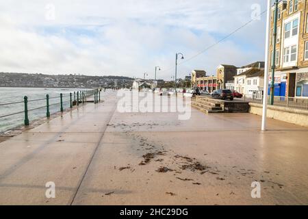 Penzance,Cornwall,23rd décembre 2021,les gens apprécient le soleil glorieux et les températures plus douces à Penzance, Cornwall.Tout le long de la promenade, les gens marchaient, s'asseyant pour faire une pause après les préparatifs de noël.Les prévisions météorologiques sont pour des conditions variables au cours des prochains jours.Crédit : Keith Larby/Alay Live News Banque D'Images