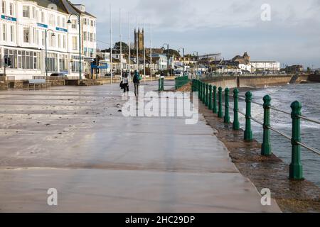 Penzance,Cornwall,23rd décembre 2021,les gens apprécient le soleil glorieux et les températures plus douces à Penzance, Cornwall.Tout le long de la promenade, les gens marchaient, s'asseyant pour faire une pause après les préparatifs de noël.Les prévisions météorologiques sont pour des conditions variables au cours des prochains jours.Crédit : Keith Larby/Alay Live News Banque D'Images