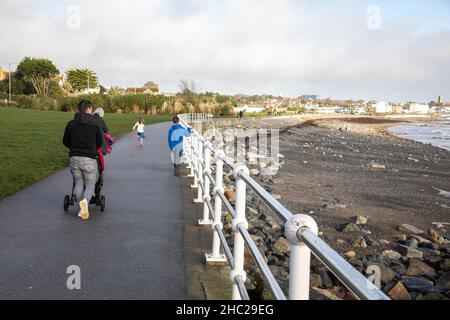 Penzance,Cornwall,23rd décembre 2021,les gens apprécient le soleil glorieux et les températures plus douces à Penzance, Cornwall.Tout le long de la promenade, les gens marchaient, s'asseyant pour faire une pause après les préparatifs de noël.Les prévisions météorologiques sont pour des conditions variables au cours des prochains jours.Crédit : Keith Larby/Alay Live News Banque D'Images