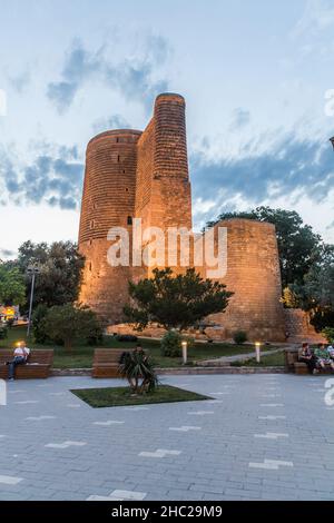 BAKOU, AZERBAÏDJAN - 7 JUIN 2018 : tour de la jeune fille dans la vieille ville de Bakou, Azerbaïdjan Banque D'Images