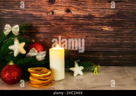 Décoration de l'Avent avec une bougie sur panneau de bois.Arrière-plan de Noël Banque D'Images