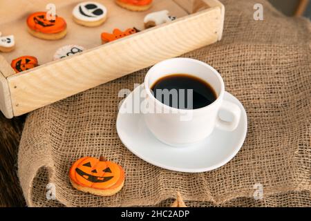 Biscuits au pain d'épice d'halloween sur une surface marron clair.Un régal festif pour tous les saints. Banque D'Images