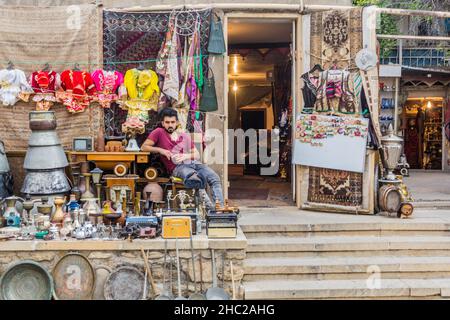 BAKOU, AZERBAÏDJAN - 8 JUIN 2018 : boutique de souvenirs dans la vieille ville de Bakou, Azerbaïdjan Banque D'Images