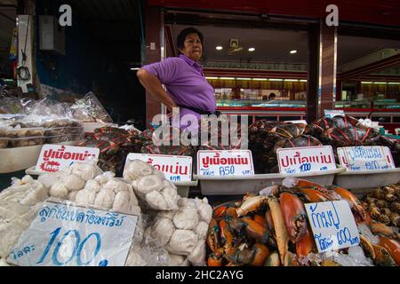 Mahachai Samutsakhon, Thaïlande - 7 novembre 2020 : les personnes non identifiées portent un masque chirurgical et choisissent les poissons de mer au marché frais de Mahachai Banque D'Images