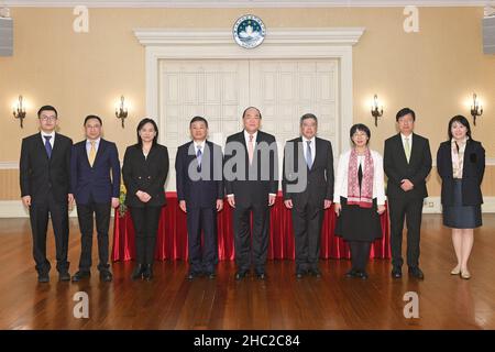 (211216) -- MACAO, le 16 décembre 2021 (Xinhua) -- Ho IAT Seng (C), directeur général de la région administrative spéciale (RAS) de Macao, et le ministre de l'écologie et de l'environnement Huang Runqiu (4th L) posent pour une photo de groupe avec d'autres invités lors d'une cérémonie de signature à Macao, dans le sud de la Chine, le 16 décembre 2021.Le continent chinois et la RAS de Macao vont renforcer encore les échanges et la coopération en matière de protection écologique et environnementale, conformément à un accord signé ici jeudi par le gouvernement de la RAS de Macao et le ministère de l'écologie et de l'environnement.(Xinhua) Banque D'Images