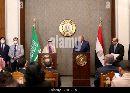 (211216) -- LE CAIRE, 16 décembre 2021 (Xinhua) -- le ministre égyptien des Affaires étrangères Sameh Shoukry (2nd R, arrière) et le ministre saoudien des Affaires étrangères Prince Faisal bin Farhan Al Saud (3rd L, arrière) assistent à une conférence de presse conjointe après leur réunion au Caire, en Égypte, le 16 décembre 2021.Le ministre égyptien des Affaires étrangères, Sameh Shoukry, et son homologue saoudien, le prince Faisal bin Farhan Al Saud, ont convenu jeudi de renforcer la coopération dans le maintien de la sécurité et de la stabilité régionales.(STR/Xinhua) Banque D'Images