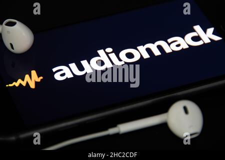 Rheinbach, Allemagne 4 mai 2021, gros plan du logo « audiomack » sur l'écran d'un smartphone avec casque Banque D'Images