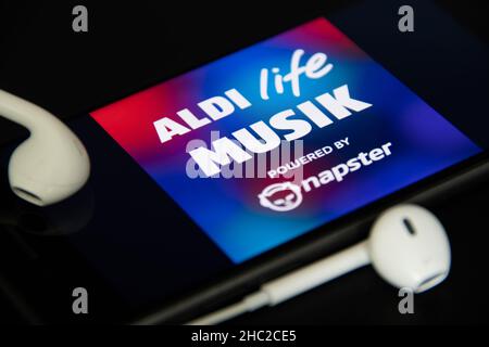 Rheinbach, Allemagne 4 mai 2021, gros plan du logo 'Aldi Life Musik' sur l'écran d'un smartphone avec casque Banque D'Images