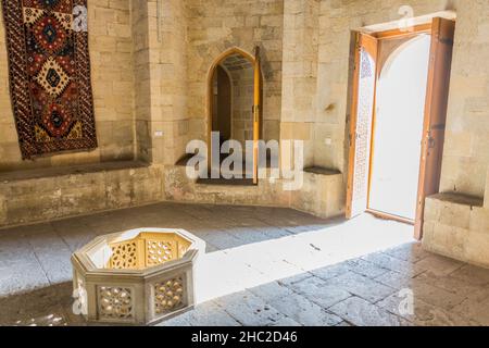 BAKOU, AZERBAÏDJAN - 8 JUIN 2018 : intérieur du palais des Shirvanshahs à Bakou, Azerbaïdjan Banque D'Images