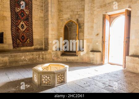 BAKOU, AZERBAÏDJAN - 8 JUIN 2018 : intérieur du palais des Shirvanshahs à Bakou, Azerbaïdjan Banque D'Images