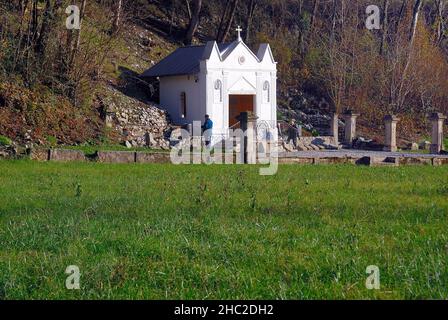 Zagora, près du village de Plave, (SLO) : l'ancien cimetière de guerre 'Generale Prelli' et sa chapelle dédiée à Saint Louis.Les corps de 4 000 soldats italiens et de 220 Australiens y ont été enterrés, tous tués à Zagora, sur le mont Kuk et sur le mont Vodice.Le général Prelli souhaitait être enterré parmi ses soldats et son vœu fut accompli lors de sa mort, en 1919.Des années plus tard, les cadavres des soldats italiens ont été transférés dans l'ossuaire d'Oslavia, mais les restes du général ont été transférés à Redipuglia.La chapelle après la restauration.La restauration a été le travail de la Carso e Trincee vo Banque D'Images