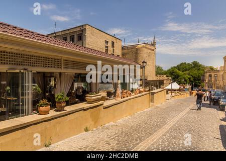 BAKOU, AZERBAÏDJAN - 20 JUIN 2018 : rue dans la vieille ville de Bakou, Azerbaïdjan Banque D'Images