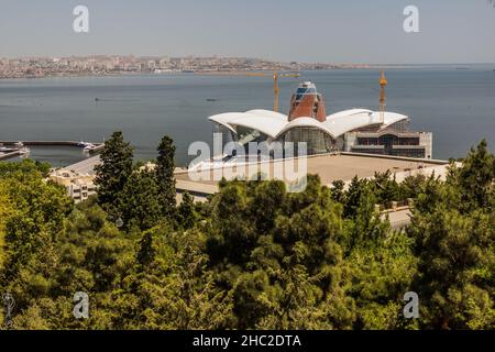 BAKOU, AZERBAÏDJAN - 20 JUIN 2018 : chantier de construction du centre commercial Caspian Waterfront à Bakou, Azerbaïdjan Banque D'Images