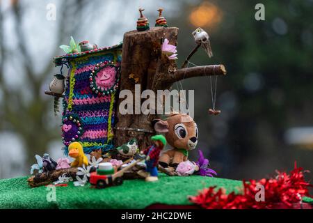 Londres, Royaume-Uni.23 décembre 2021.Un surmatelas tricoté coloré se trouve au-dessus d'une boîte postale à Northwood, dans le nord-ouest de Londres, qui fait partie d'une tendance en cours de décoration des boîtes postales de Royal Mail.Créés par ce que l’on appelle les “fils bombardiers”, les dessins en laine crochetés sont souvent placés de manière anonyme et enregistrent des événements locaux, festifs ou dignes d’actualité, y compris la pandémie en cours.Credit: Stephen Chung / Alamy Live News Banque D'Images