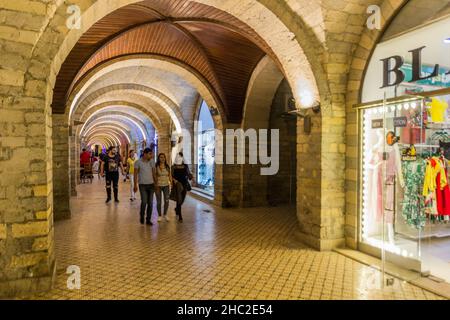 BAKOU, AZERBAÏDJAN - 20 JUIN 2018 : l'arche du centre de Bakou, Azerbaïdjan Banque D'Images