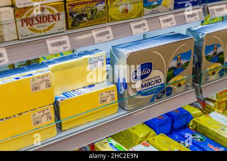 BAKOU, AZERBAÏDJAN - 20 JUIN 2018 : emballages de beurre à vendre dans un supermarché à Bakou, Azerbaïdjan Banque D'Images