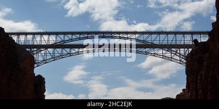 Pont Navajo - en fait une paire de ponts en acier qui s'étendent sur le Grand Canyon et le fleuve Colorado à Lees Ferry, Arizona Banque D'Images