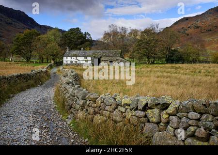 Un cottage blanc et une grange attenante à Little Langdale. Banque D'Images