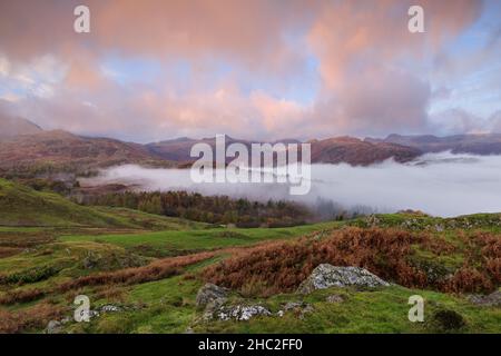 Brume matinale au-dessus de Little Langdale. Banque D'Images