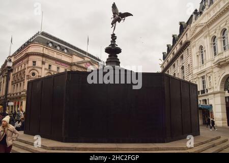 Londres, Royaume-Uni 23rd décembre 2021.La fontaine du Mémorial de Shaftesbury, connue sous le nom d'Eros, à Piccadilly Circus, a été montée à bord pour empêcher les gens d'escalader le monument du nouvel an.De nombreuses célébrations ont été annulées en raison de la propagation de la variante Omicron du coronavirus.Credit: Vuk Valcic / Alamy Live News Banque D'Images