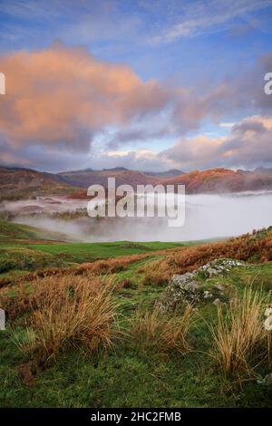 Brume matinale au-dessus de Little Langdale. Banque D'Images