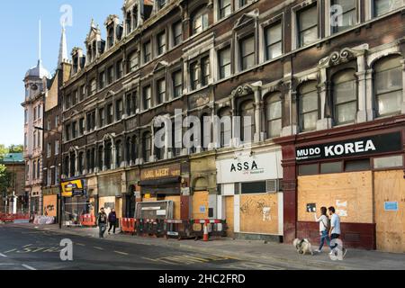 La façade des boutiques et restaurants de Koreantown près de Centerpoint est sur le point d'être démolie pour faire place au développement de Crossrail. Banque D'Images