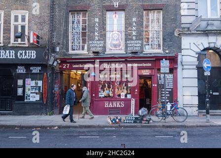 Hanks Music Shop et le Bar Club 12 sur Denmark Street, Londres, Angleterre, Royaume-Uni Banque D'Images