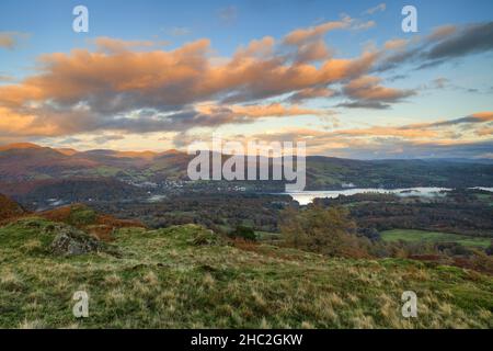 Coucher de soleil sur Ambleside et le lac Windermere. Banque D'Images