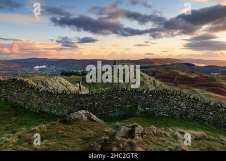 Coucher de soleil au sommet du Black Crag près du pont Skelwith. Banque D'Images