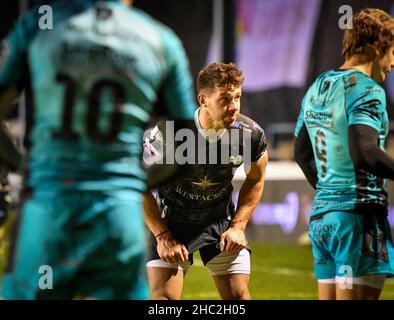 Bridgend, pays de Galles.6 mars 2021.Rhys Webb d'Osprey regarde pendant le match Guinness PRO14 entre Osprey et Dragons au Brewery Field de Bridgend, au pays de Galles, au Royaume-Uni, le 6 mars 2021.Les stades sportifs du Royaume-Uni restent soumis à des restrictions strictes en raison de la pandémie du coronavirus, car les lois de distanciation sociale du gouvernement interdisent aux fans à l'intérieur des lieux, ce qui entraîne des matchs à huis clos.Crédit : Duncan Thomas/Majestic Media/Alay Live News. Banque D'Images