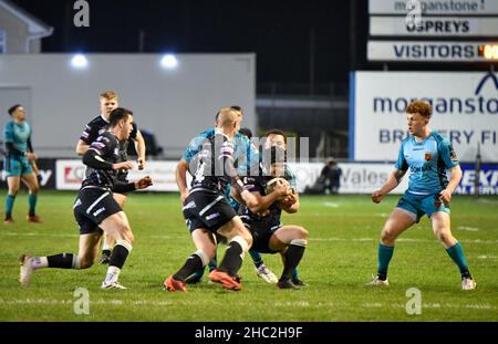 Bridgend, pays de Galles.6 mars 2021.Ashton Hewitt, de Dragons, s'attaque à un joueur d'Osprey lors du match Guinness PRO14 entre Osprey et Dragons au Brewery Field de Bridgend, au pays de Galles, au Royaume-Uni, le 6 mars 2021.Les stades sportifs du Royaume-Uni restent soumis à des restrictions strictes en raison de la pandémie du coronavirus, car les lois de distanciation sociale du gouvernement interdisent aux fans à l'intérieur des lieux, ce qui entraîne des matchs à huis clos.Crédit : Duncan Thomas/Majestic Media/Alay Live News. Banque D'Images