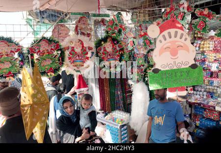 Les effets de Noël sont en cours de vente dans le cadre de la cérémonie des fêtes de Noël, qui se tiendra à Saddar Bohri Bazar à Karachi le jeudi 23 décembre 2021. Banque D'Images