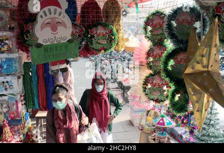 Les effets de Noël sont en cours de vente dans le cadre de la cérémonie des fêtes de Noël, qui se tiendra à Saddar Bohri Bazar à Karachi le jeudi 23 décembre 2021. Banque D'Images