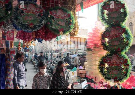 Les effets de Noël sont vendus à la veille de la cérémonie des fêtes de Noël, située sur Saddar Bohri Bazar à Karachi le jeudi 23 décembre 2021. Banque D'Images