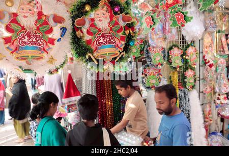 Les effets de Noël sont en cours de vente dans le cadre de la cérémonie des fêtes de Noël, qui se tiendra à Saddar Bohri Bazar à Karachi le jeudi 23 décembre 2021. Banque D'Images