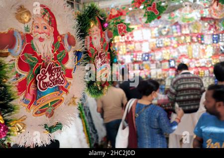 Les effets de Noël sont en cours de vente dans le cadre de la cérémonie des fêtes de Noël, qui se tiendra à Saddar Bohri Bazar à Karachi le jeudi 23 décembre 2021. Banque D'Images