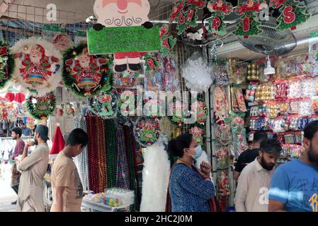 Les effets de Noël sont en cours de vente dans le cadre de la cérémonie des fêtes de Noël, qui se tiendra à Saddar Bohri Bazar à Karachi le jeudi 23 décembre 2021. Banque D'Images