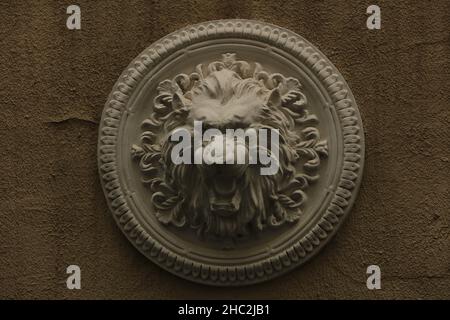 Plâtre bas-relief caractères grecs un lion sur un fond blanc Banque D'Images