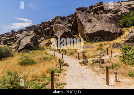 Sentier dans la réserve pétroglyphe du Gobustan, Azerbaïdjan Banque D'Images