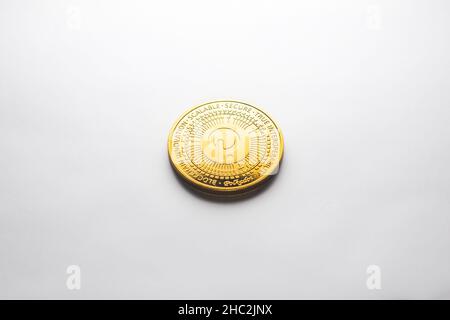 Une seule pièce de monnaie d'or de crypto-monnaie Polkadot photographiée sur fond blanc, comme un produit de tournage Banque D'Images