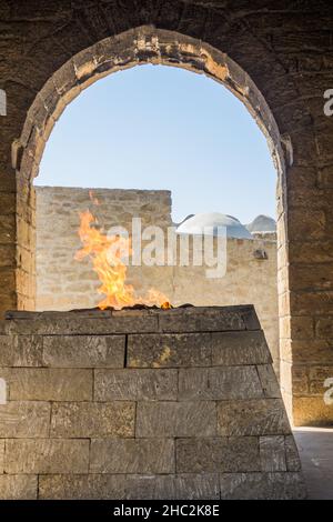 Flamme éternelle à Bakou Ateshgah Temple du feu de Bakou, Azerbaïdjan Banque D'Images