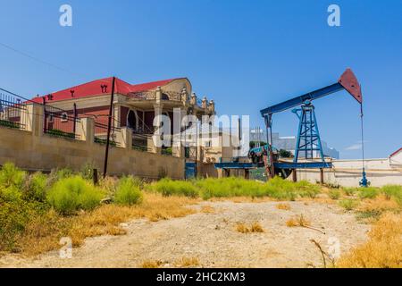 Derrick pétrolier dans la banlieue de Bakou, Azerbaïdjan Banque D'Images